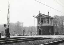169390 Gezicht op het seinhuis Post I bij de spoorwegovergang in de Harderwijkerweg te Dieren.